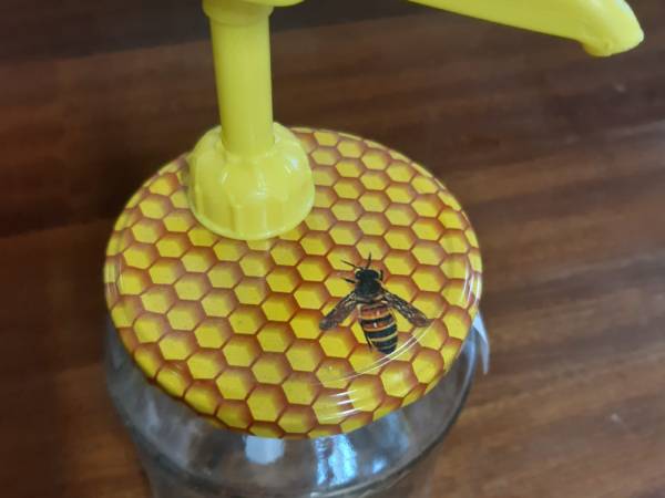 Dávkovač medu na sklenici