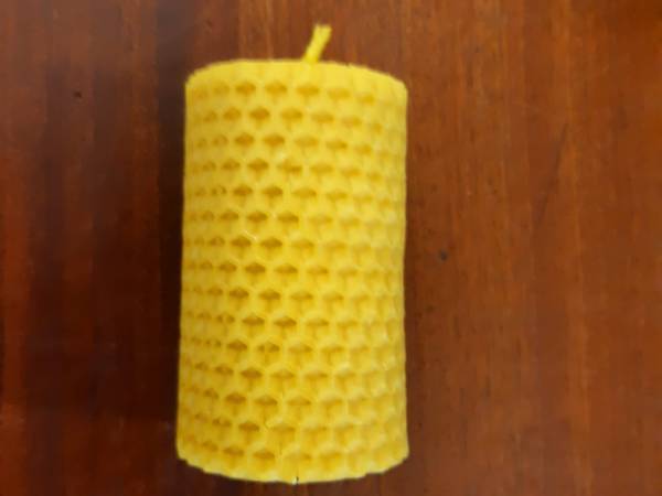 Svíčka stáčená z včelího vosku