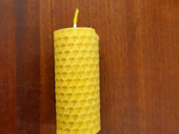Svíčka stáčená z včelího vosku
